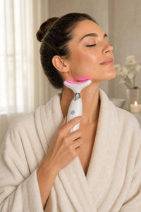 Mujer usando Lumeva Glow en la mandíbula